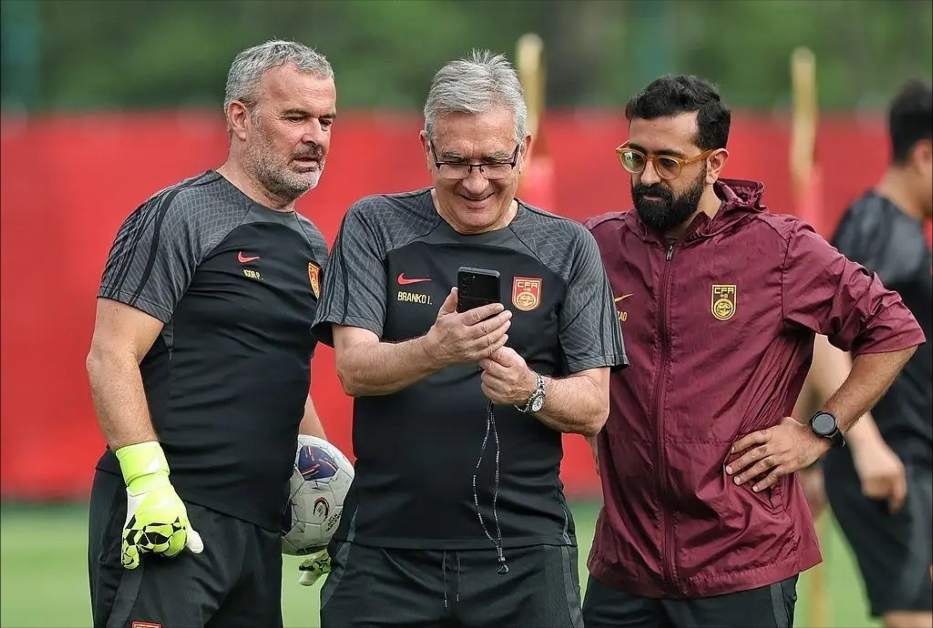 足总杯关键时刻再迎强敌，克里夫兰骑士篮板制胜，主帅态度：引发热议，团队化学反应显著的简单介绍-爱游戏官网